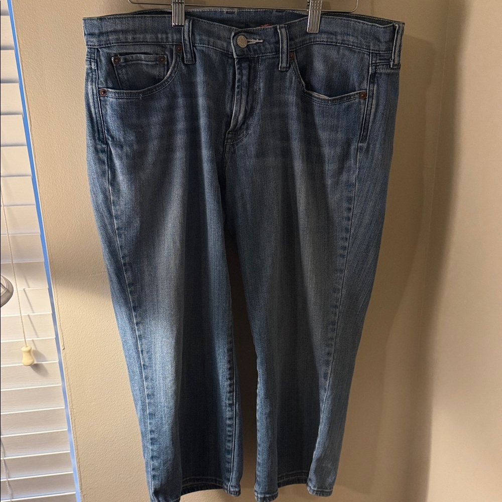 Classic Women's Light Blue Straight-Leg Jean Capris